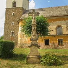 Kříž v Mladějovicích u kostela