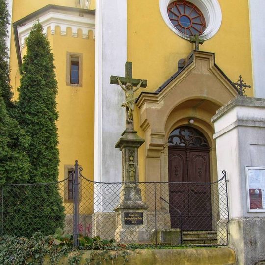 Kříž v Náměšti na Hané před kostelem