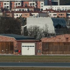 Garage, zwei Hangargebäude