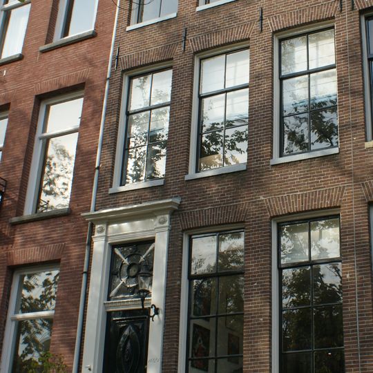 Pand met gevel onder rechte lijst met dakkapel