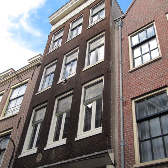 Pand met 18e-eeuwse gevel op houten pui en onder rechte lijst