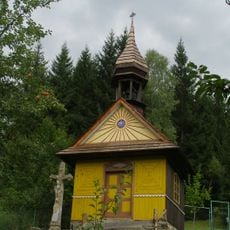 Kříž u kaple ve Velkých Karlovicích