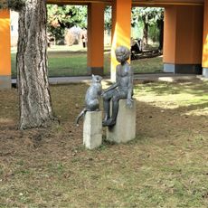 Socha Pohádka pro kočku u školky v Dělnické ulici v Rochlici