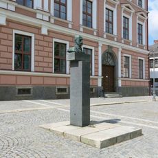 Masarykův pomník před školou na Vratislavově náměstí v Novém Městě na Moravě