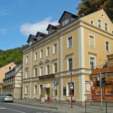 Wohn- und Geschäftshaus und Schlussstein des Nebengebäudes (Brezel) Roßmäßlerstraße 8