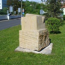 Kamenná plastika u vjezdu do Masarykovy nemocnice