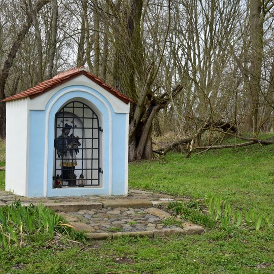 Kaplička u silnice východně od Háje