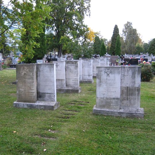 3 mogiły na cmentarzu parafialnym