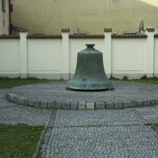 Zvon u kostela Svatého Kříže ve Velkém Meziříčí