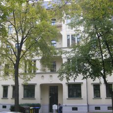 Mietshaus in geschlossener Bebauung konzipiert, mit Vorgarten Würzburger Straße 42