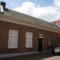 Pand met lijstgevel en pannen zadeldak