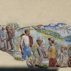 Majolikarelief Wandernde Jugend