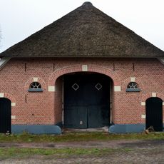 Schuur met een deels met riet, deels met hollandse pannen gedekt schilddak