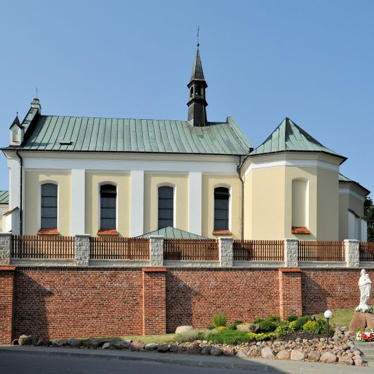 Mur oporowy z ogrodzeniem