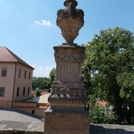 Váza na pilíři v opěrné zdi zámecké zahrady