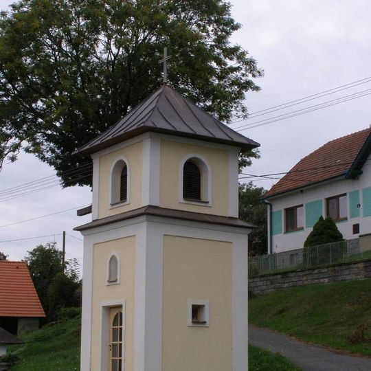 Kaplička vedle pomníku padlým ve středu Kundratic
