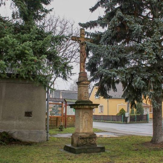 Kříž v Rovensku naproti kapli