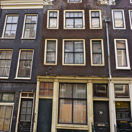 Boven- en benedenhuis van het type met een deur aan ieder uiteinde van de pui