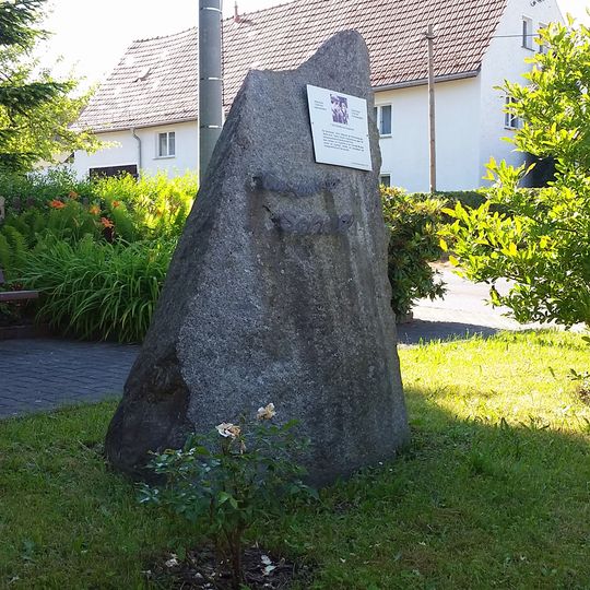 Geschwister-Scholl-Gedenkstein auf Grünfläche mit steinerner Einfassung Großerkmannsdorfer Straße