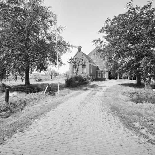 Kop-rompboerderij met onderkelderd voorhuis midden voor schuur met zesruitsvensters