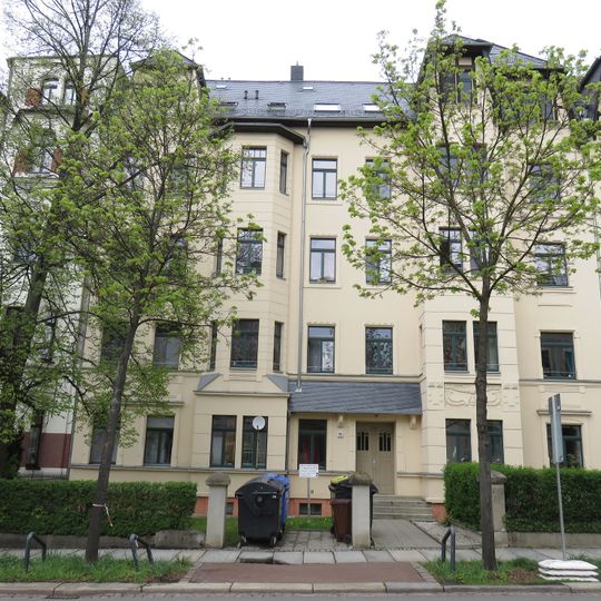 Mietshaus in geschlossener Bebauung mit Vorgarten Weststraße 68
