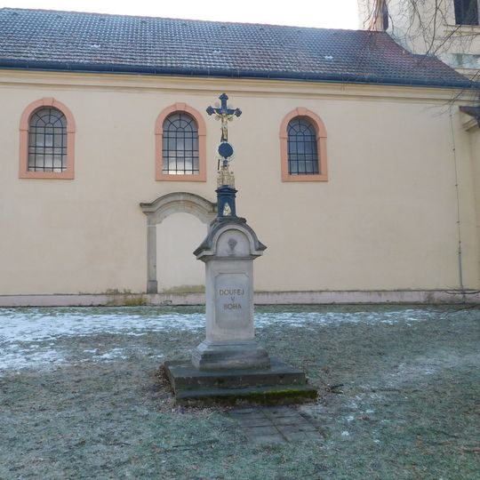 Kříž u kostela v Tuchlovicích