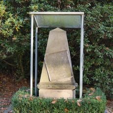 Sandstein-Obelisk August von Hobe