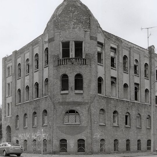 Hauptgebäude des Fabrikgeländes und Ammoniakverdichter Bitterfelder Straße 7; 9; 11