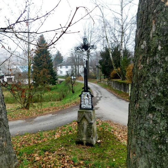 Kříž na návsi v Suché