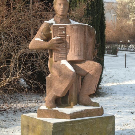 Akkordeonspieler, lebensgroße Plastik in stahlbewehrtem Beton Anton-Saefkow-Straße 22, 24, 26