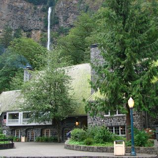 Multnomah Falls Lodge and Footpath