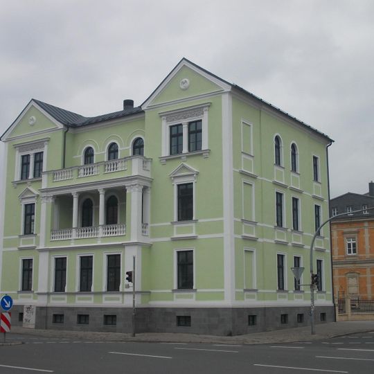Wohnhaus in offener Bebauung, ehemals Verwaltungsgebäude Lutherstraße 17