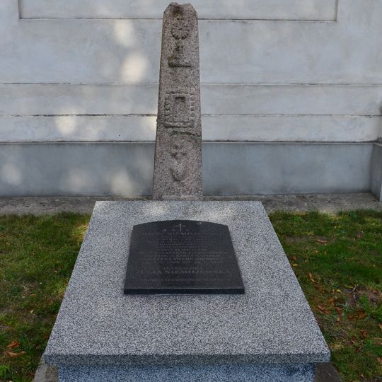 Cmentarz przykościelny z grobem J. Niemojewskiego, zm. 1839 r.