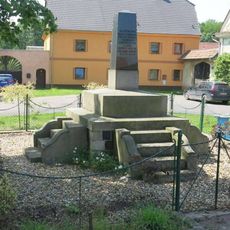 Pomník osvobození na návsi ve Vrutici