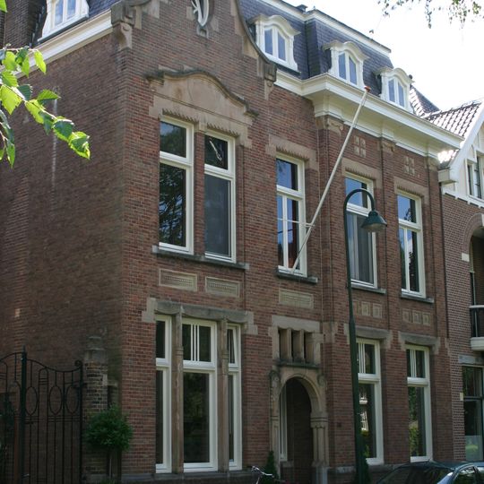 Woonhuis met hek in eclectische stijl
