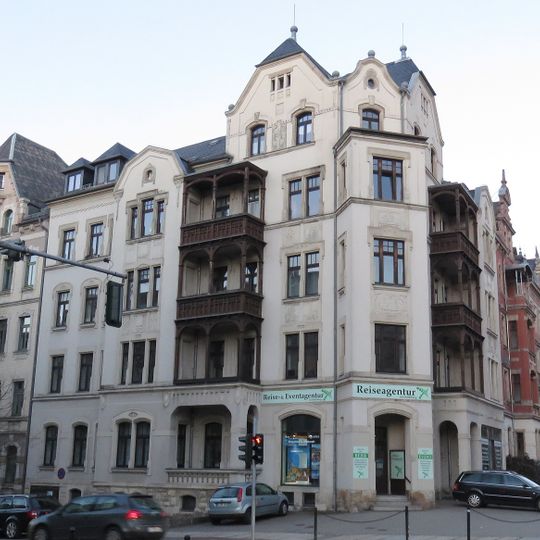 Mietshaus in geschlossener Bebauung in Ecklage mit Resten des Vorgartens Weststraße 44