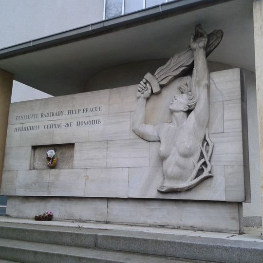 Památník květnové revoluce 1945 na budově Husova sboru na Vinohradech