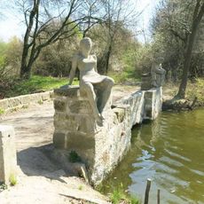 Sousoší Panny a Hastrmana na můstku přes výpust Dolanského rybníka