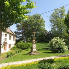 Kříž v Koválovicích u fary