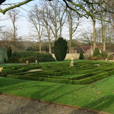 Landgoed Middachten: inrichting lage tuin (natuurstenen trapjes en gietijzeren vazen)