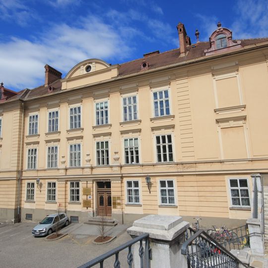 Schule, Kultur- und Vereinshaus