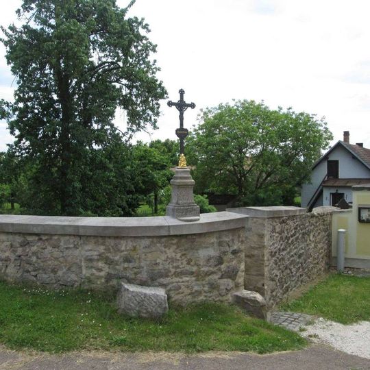 Kříž v Újezdu u Chanovic na zídce