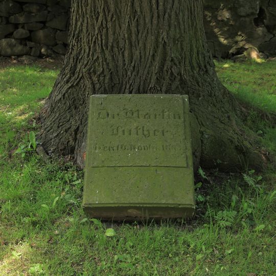 Einzeldenkmale der Sachgesamtheit Kirche und Kirchhof Lawalde: Kirche, separater Glockenturm der Kirche, Einfriedung und Lutherstein Dorfaue