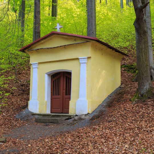 Kaplička svatého Jana Nepomuckého v lese jižně od Třemošnice