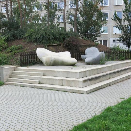 Kamenná plastika ve vnitrobloku ulice Trávníčkova ve Stodůlkách