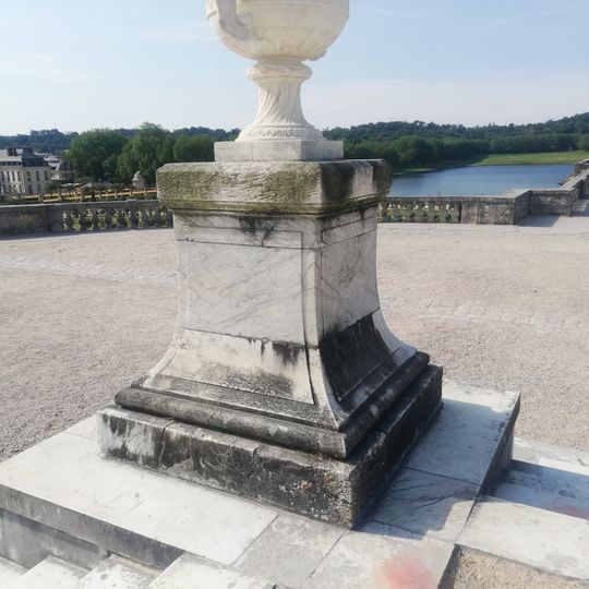 Vase aux anses formées d'un dauphin