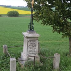 Kříž u silnice u Menhartic