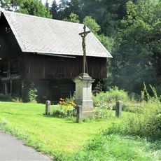 Kříž naproti domu 668 v Dlouhém Dolu