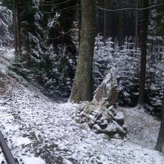 Pomník jižně od Rytova u trati