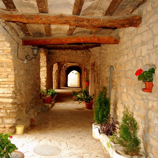 Carrer Rodó de Montfalcó Murallat